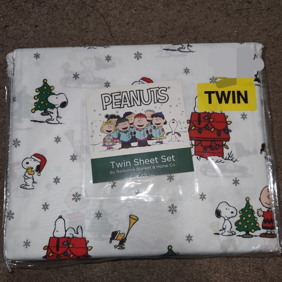 Peanuts Other - Peanuts Christmas twin size sheet set nwt in pack